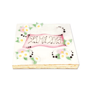 Cremeschnitte mit Dekorschild und Blumen